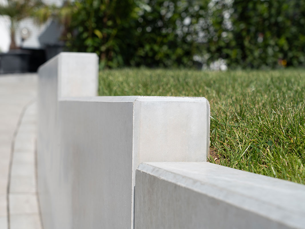 Betonmauer als Begrenzung im Garten der Familie Grimm in Niedereschach