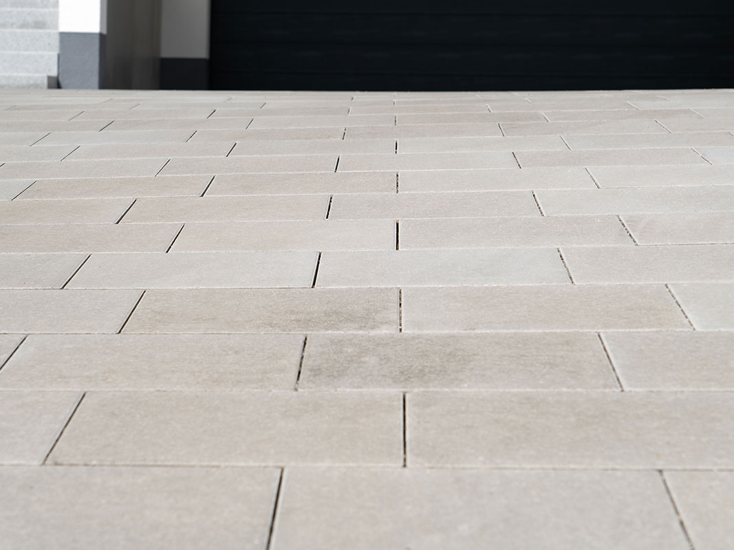 Gepflasterte Einfahrt der Familie Grimm in Niedereschach mit modernem Design.