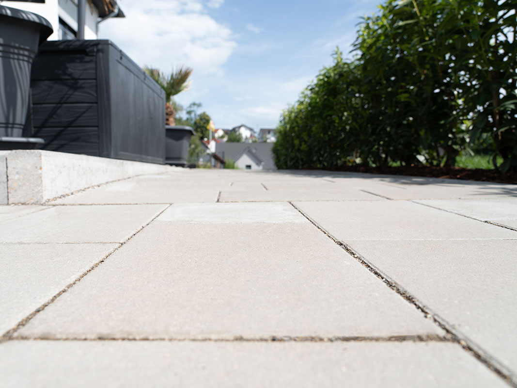Detailaufnahme der gepflasterten Einfahrt in der Gartenanlage der Familie Grimm in Niedereschach, mit Betonsteinen in elegantem Grau