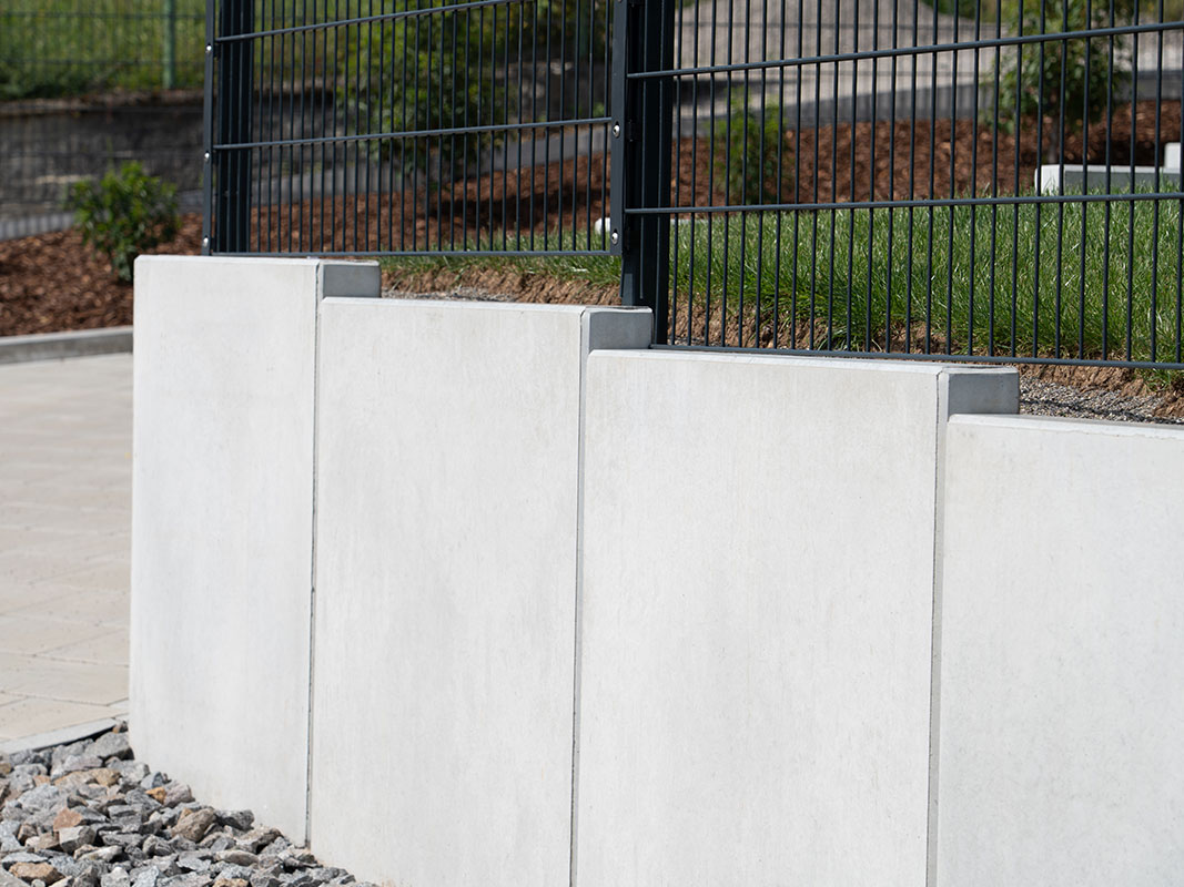 Erhöhte Gartenfläche mit Betonsteinabgrenzung in der Gartenanlage Familie Grimm