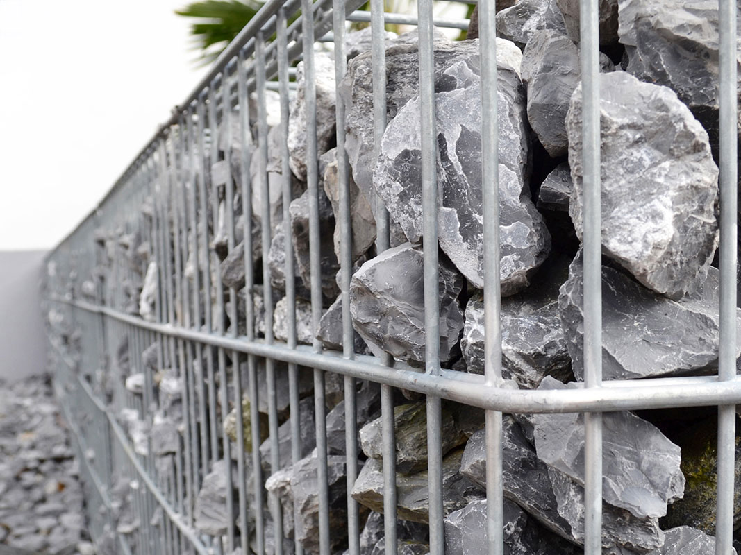 Nahaufnahme von Gabionensteinen in verschiedenen Größen und Farben, die als Füllmaterial für Gabionenkörbe dienen.