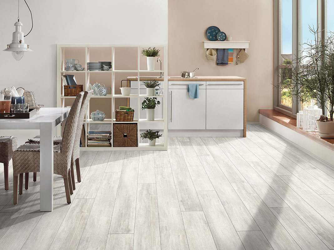 Moderne Küchenzeile mit integriertem Wandregal, Esstisch mit vier Stühlen und verglaster Wand im Hintergrund