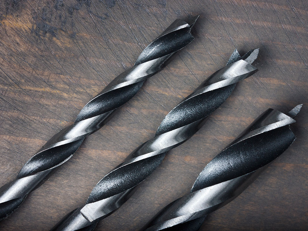 Nahaufnahme von drei Bohraufsätzen in unterschiedlichen Größen.