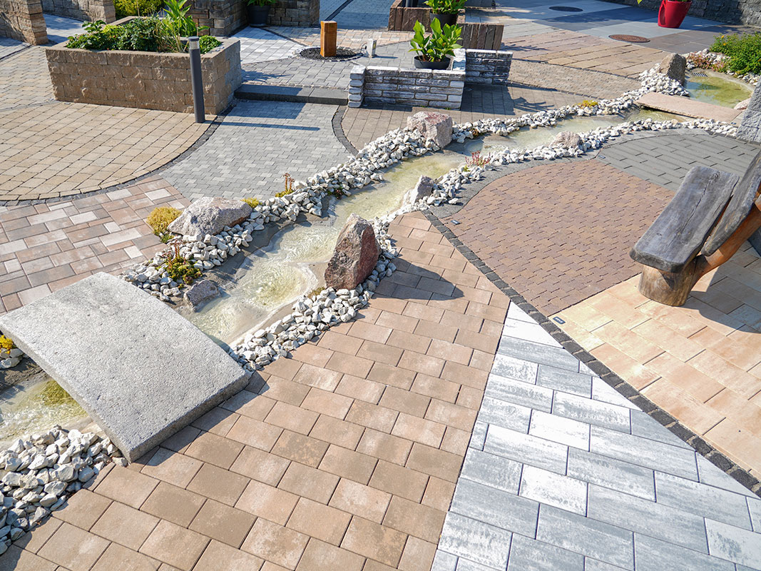 Steingartenausstellung in Niedereschach mit Pflastersteinen, kleinem Bachlauf 