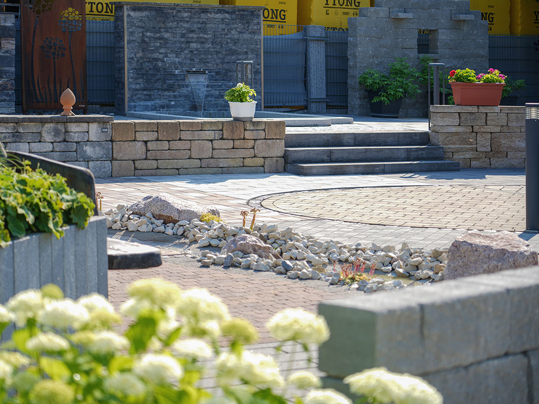 Steingartenausstellung in Niedereschach mit Pflastersteinen, Treppenaufgang und Steinmauern.