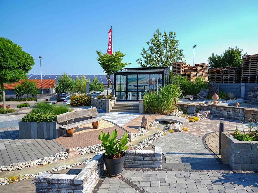 Steingartenausstellung in Niedereschach mit Pflastersteinen, Mauern, Treppen und verschiedenen Gestaltungselementen