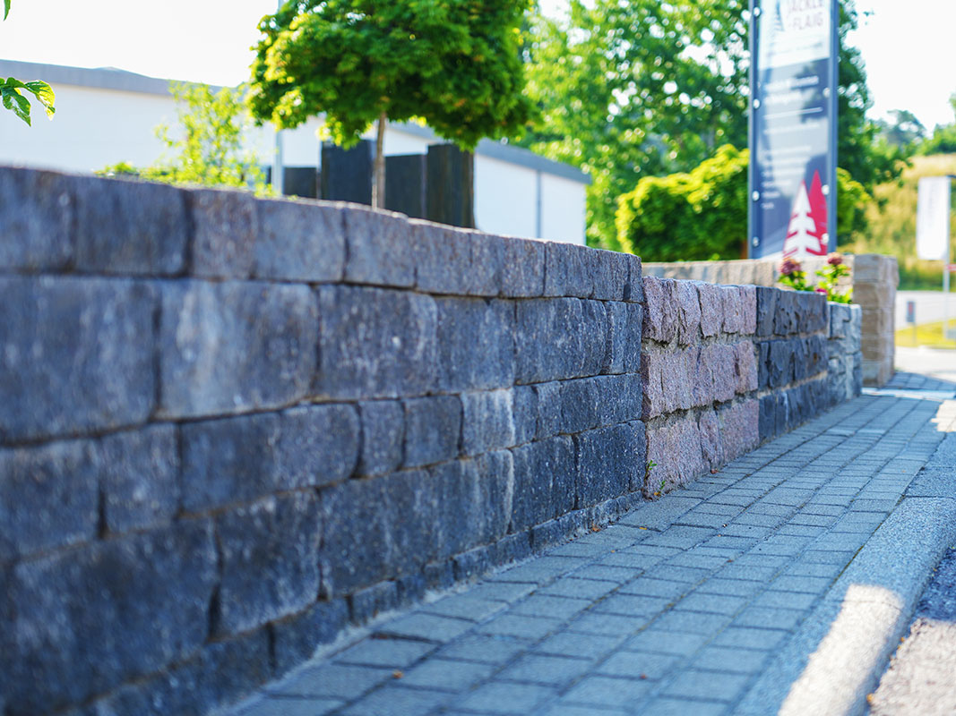 Steingartenausstellung in Niedereschach mit Steinmauer aus verschiedenen Steinarten.
