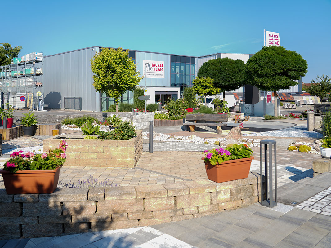 Gesamtansicht der Steingartenausstellung in Niedereschach mit dem Gebäude von Jäckle+Flaig im Hintergrund.
