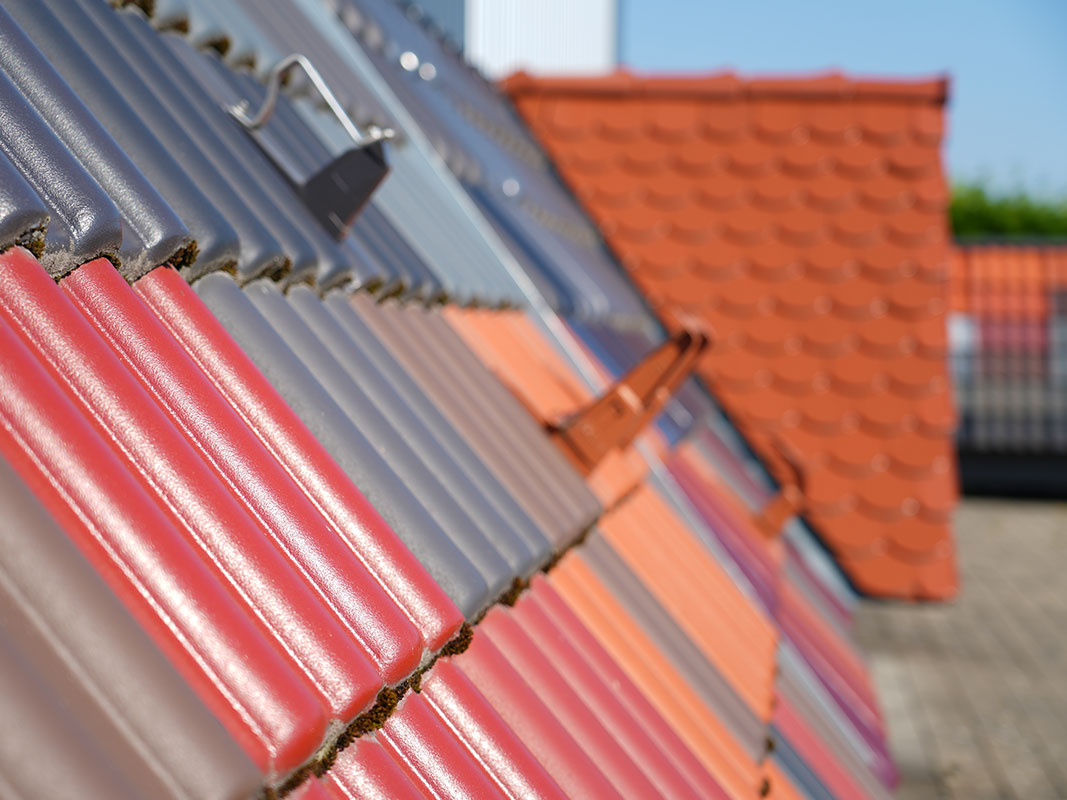 Teil eines Daches mit verschiedenen Dachziegeln.