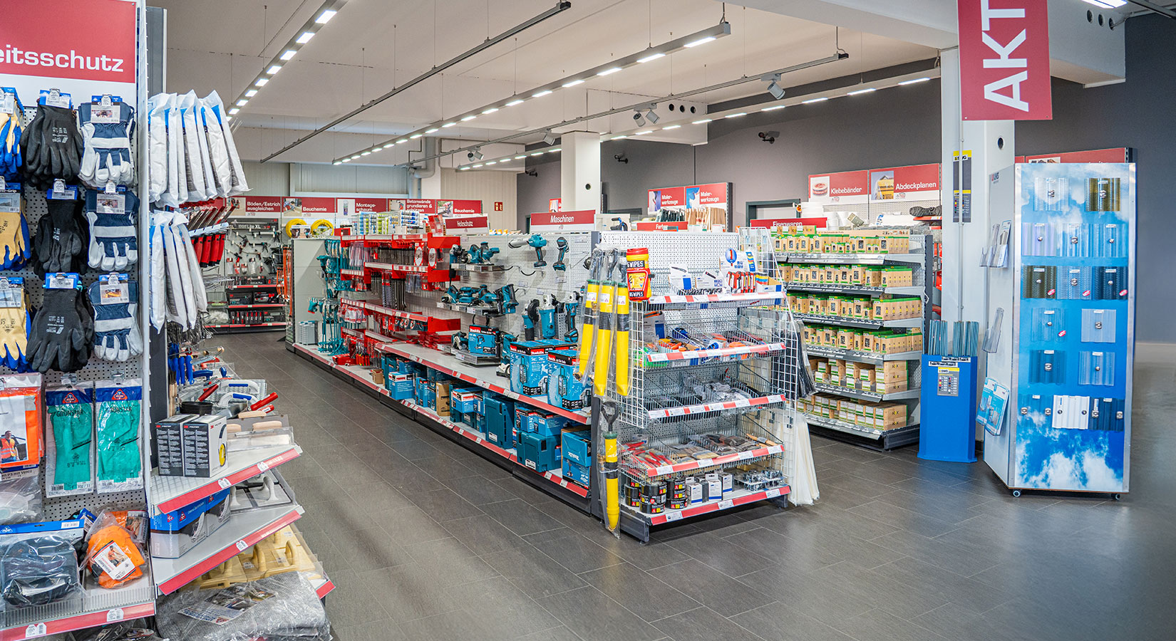 Mehrere Regalzeilen mit Handwerksbedarf in einem Fachhandel.