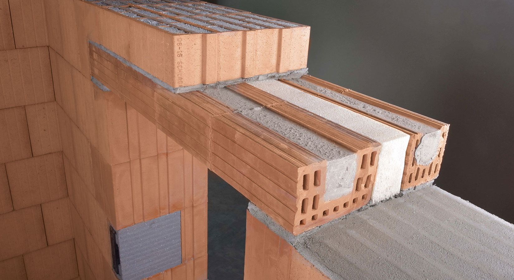 Halb fertig gemauerte Wände auf einer Baustelle, Rohbau im Entstehen.