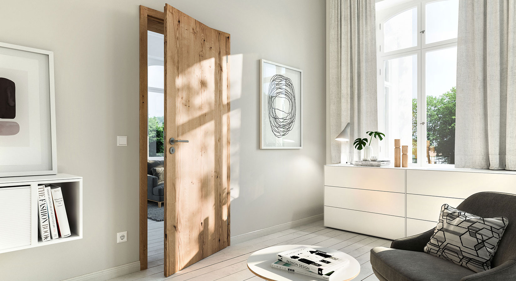 Helles Wohnzimmer mit Holztür, weißen Vorhängen, weißer Kommode vor dem Fenster und einem Bild an der Wand.