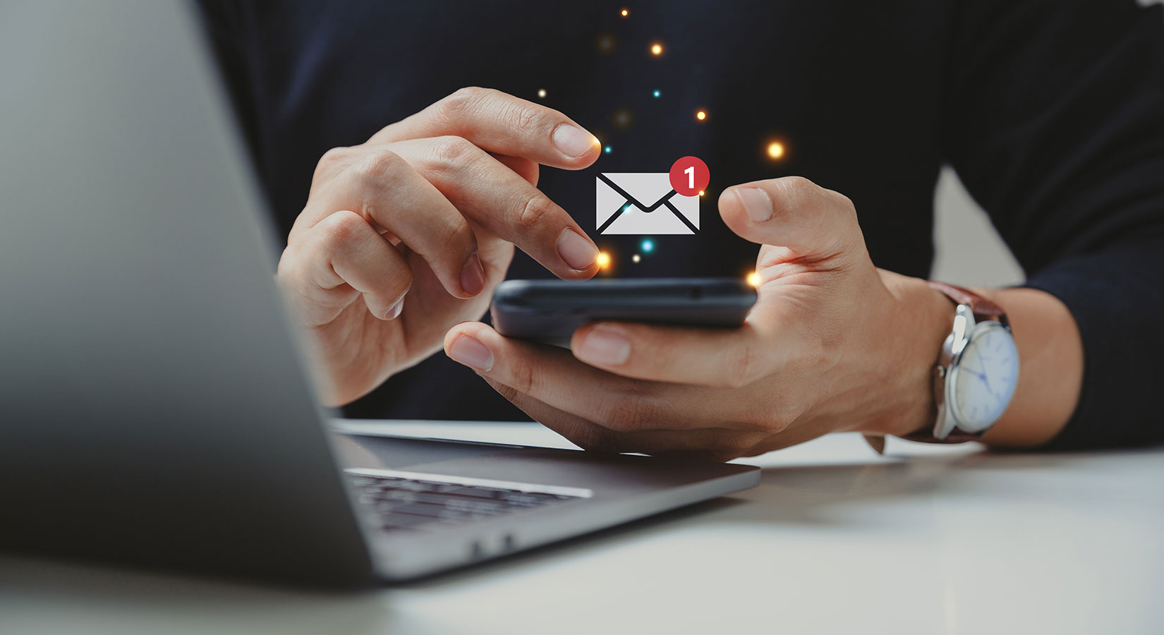 Zwei Hände halten ein Smartphone, darüber ist ein Symbol eines Briefs mit der Zahl 1 zu sehen.