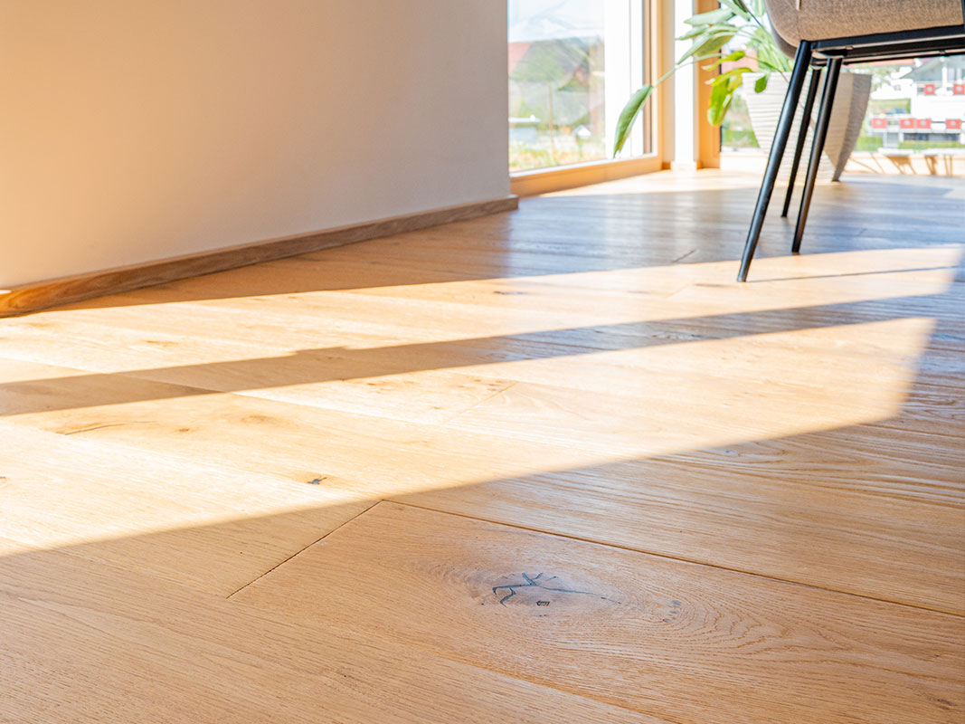 Großaufnahme von Echtholz-Parkettboden mit natürlicher Maserung.